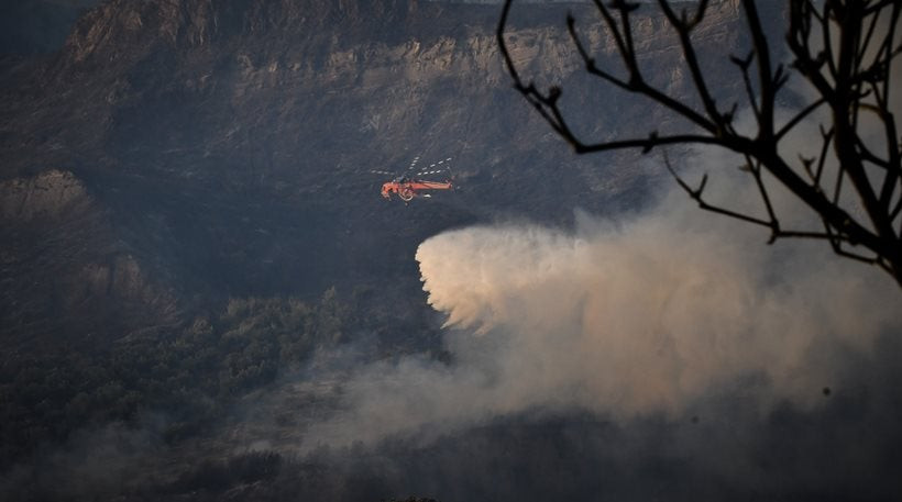 Μεγάλη φωτιά στα Κρέστενα – Επιχειρούν έξι πυροσβεστικά αεροπλάνα